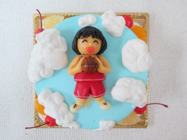 通販ケーキで 空模様ケーキに バスケットボールを持つ女の子を立体でトッピング 大阪市東住吉区 パティスリーデコ