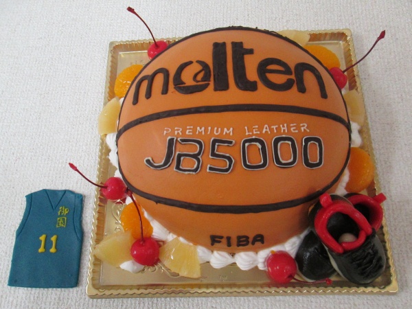 通販ケーキで ご指定のバスケットボールを立体形で シューズとユニフォームも立体で 大阪市東住吉区 パティスリーデコ
