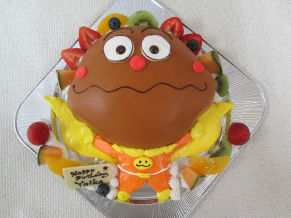 バースデーケーキに アンパンマンのカレーパンマンを飛んでいる立体形ケーキで 大阪市東住吉区 パティスリーデコ