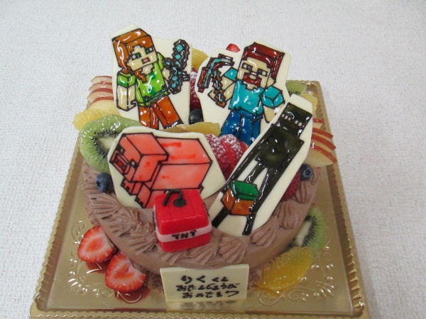 バースデーケーキにマインクラフトのキャラクターを型抜きプレートでトッピング 大阪市東住吉区 パティスリーデコ