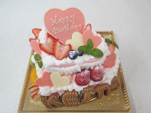 バースデーケーキに ピンク色で2段のハート形ケーキにハートのプレートをトッピング 大阪市東住吉区 パティスリーデコ