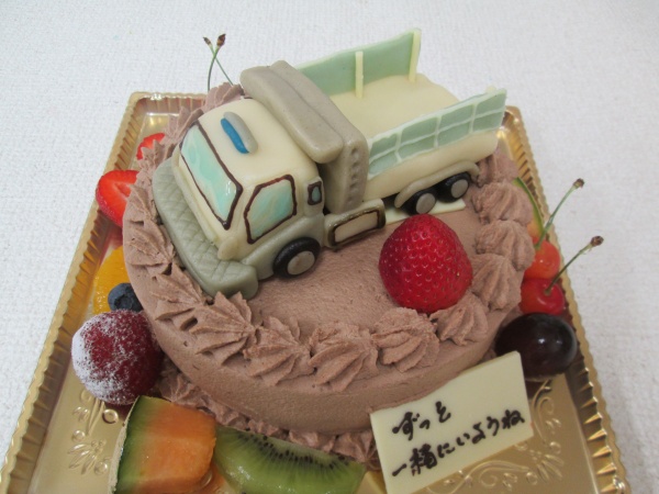 バースデーケーキに ご指定のトラックを立体でトッピング 大阪市東住吉区 パティスリーデコ