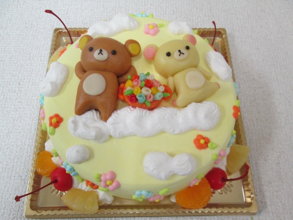 通販ケーキで 黄色ナッペに花模様ケーキにリラックマとコリラックマを立体でトッピング 大阪市東住吉区 パティスリーデコ
