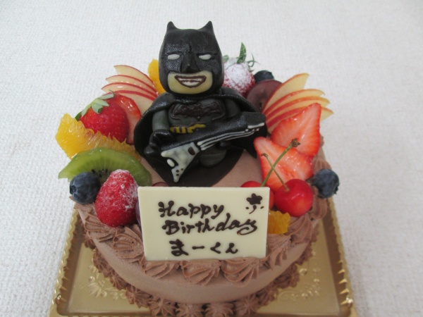 バースデーケーキに ギータ を弾いているレゴバットマンを立体でトッピング 大阪市東住吉区 パティスリーデコ