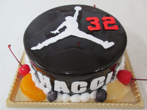 通販ケーキで バスケットのジョーダンのロゴと数字をクリーム仕上げで 大阪市東住吉区 パティスリーデコ