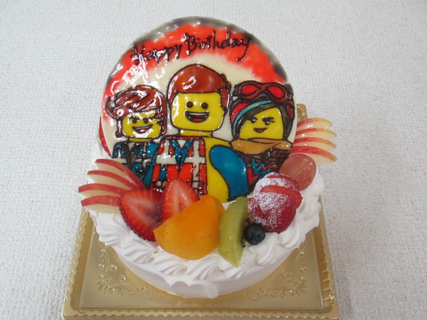 バースデーケーキに レゴムービー2のご指定イラストをプレートでトッピング 大阪市東住吉区 パティスリーデコ